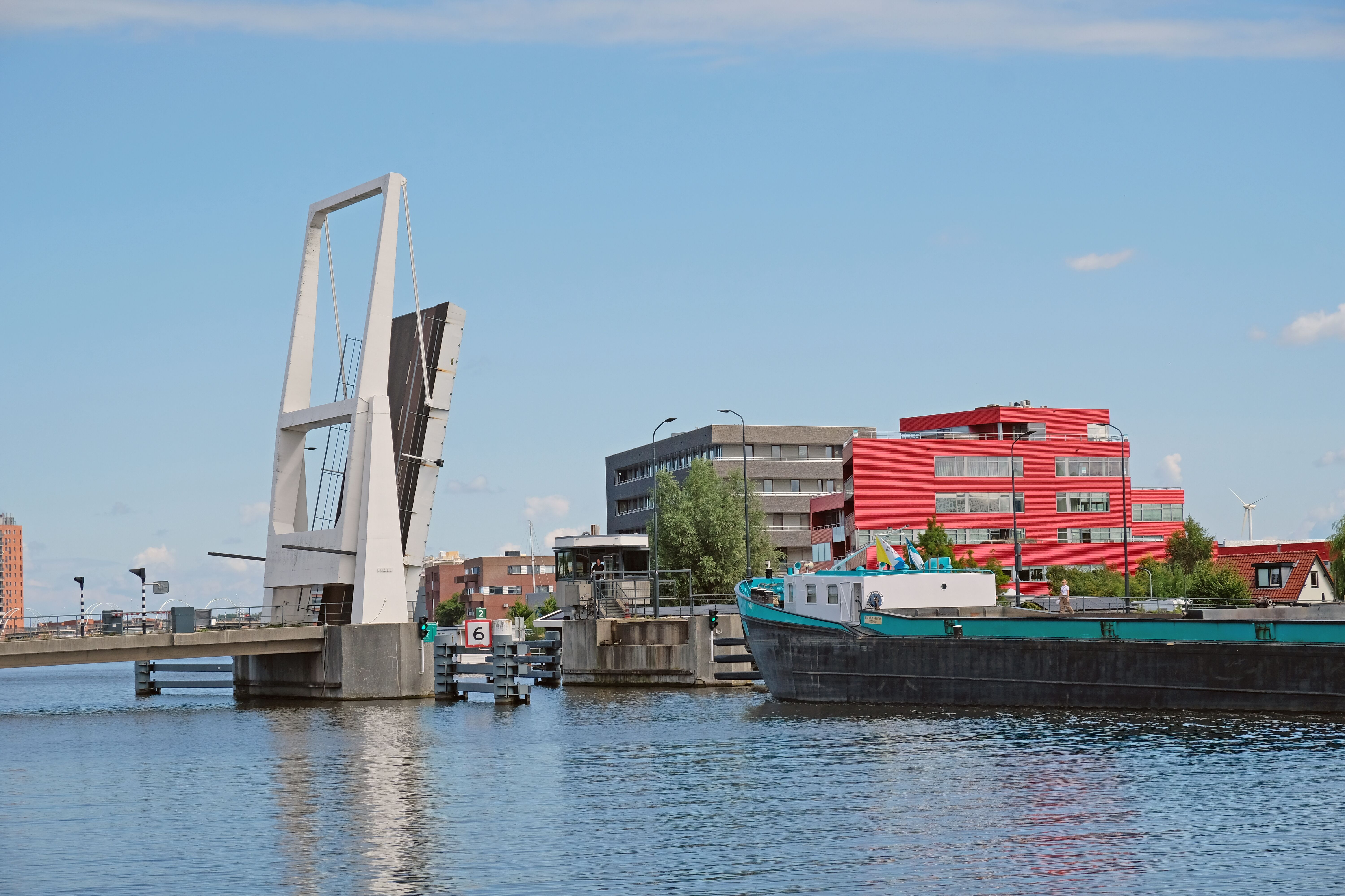 Waarderbrug temporarily closed to car and bicycle traffic