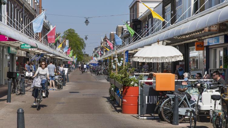 Cronjéstraat met fietser