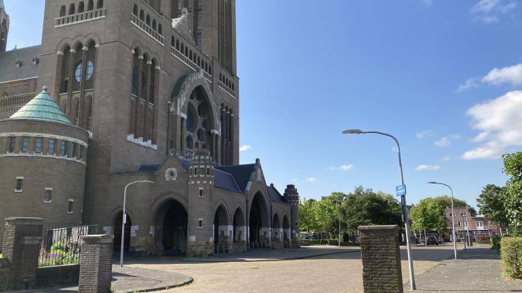 Het stenen plein voor de kathedraal