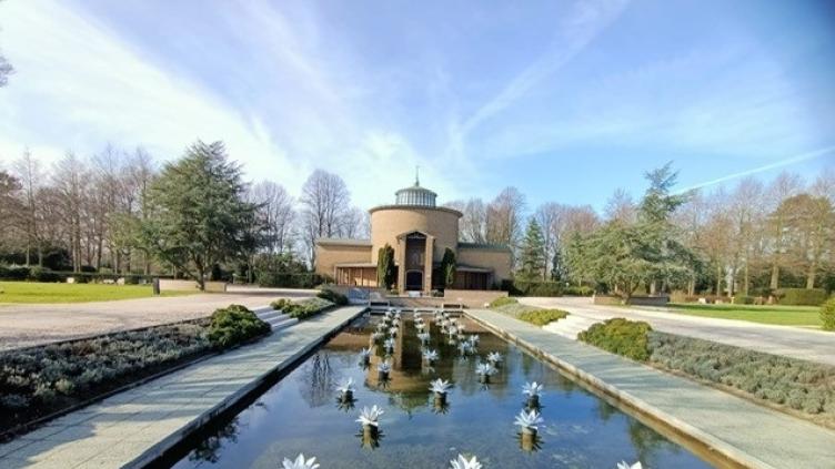 Aula Akendam met urnenvijver