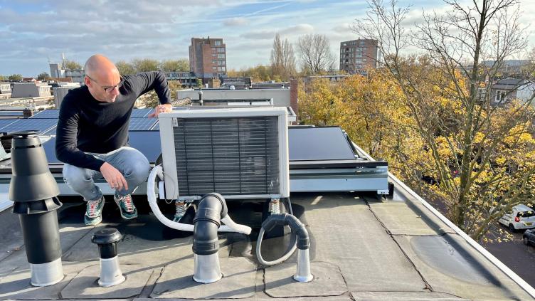 Zonnenpanelen en warmtepomp op het dak van meerdere woningen