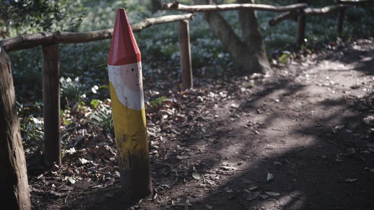 Een paaltje met een afbeelding van een kabouter langs het kabouterpad