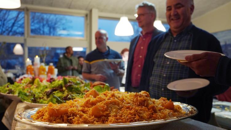 Het eten voor de iftar staat klaar