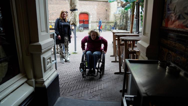 Sandra Prins laat Eva de Raadt zien hoe lastig een drempel kan zijn.