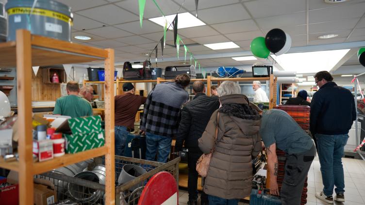 Klanten winkelen in de Bouwzolder