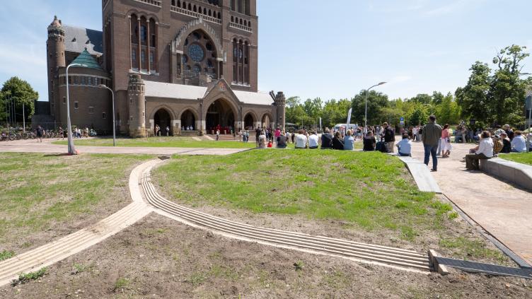 Het Bisschop Bottemanneplein met gras en een greppel voor het water
