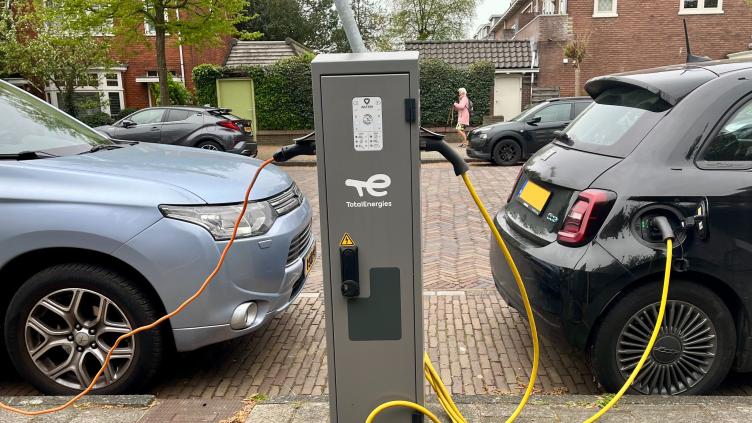 2 elektrische auto's laden op via een laadpaal
