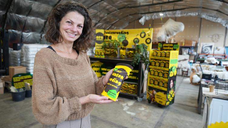 Natalie Bogtman houdt een zakje met ORO Wolkorrels vast