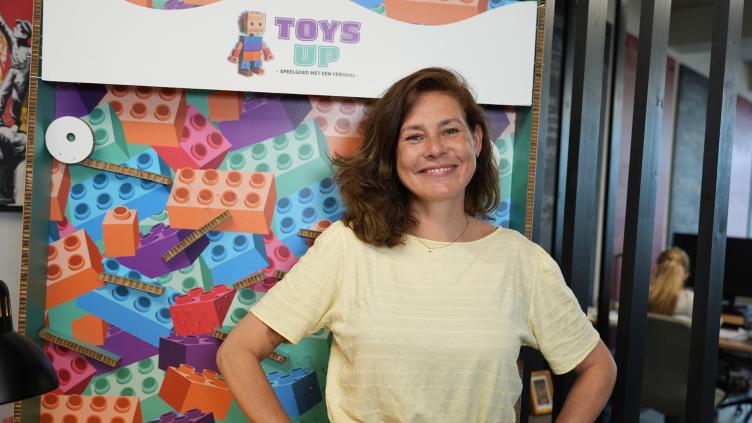 Nanda Slikkerveer staat voor een banier van Toys Up