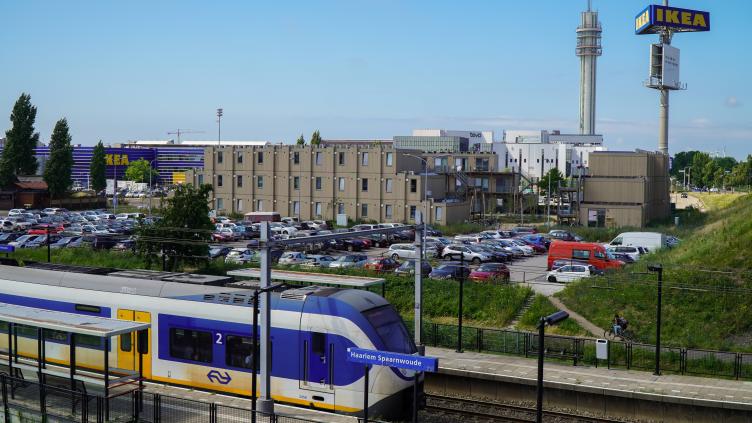 Station Haarlem Spaarnwoude met het Woudplein op de achtergrond