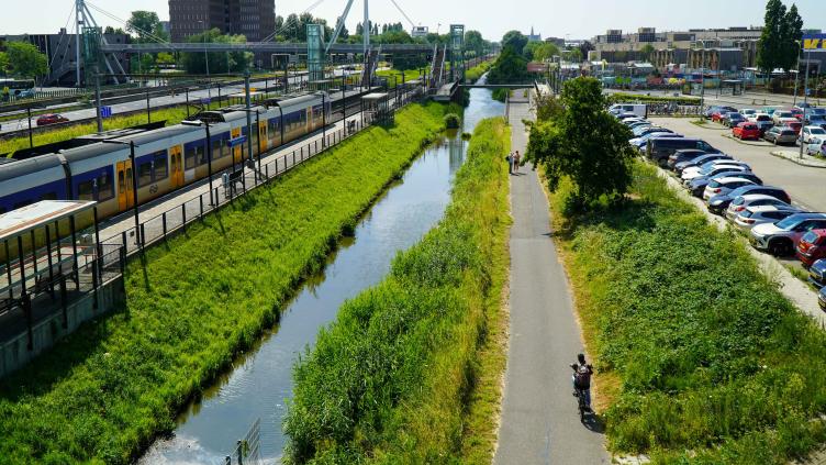 Kanaal en Veerpad met fietsers langs het spoor