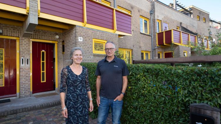 De 2 bewoners voor hun verduurzaamde huis