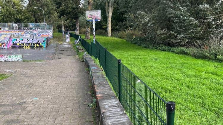 Het hek op de grond naast het skatepark.