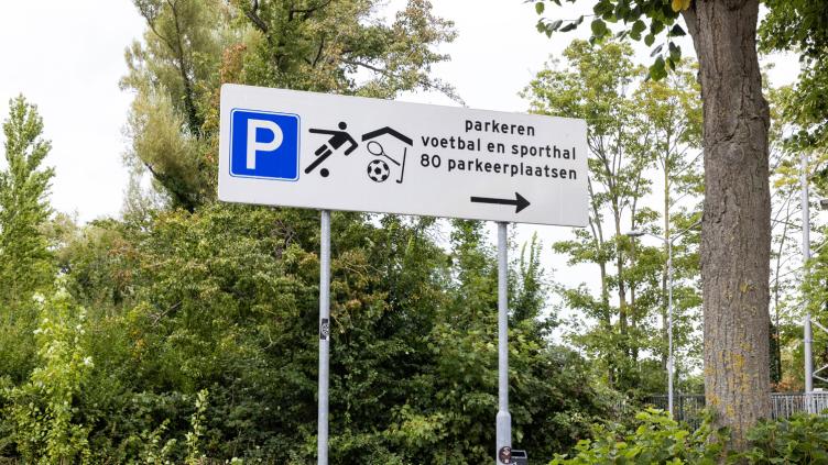 Informatiebord over parkeren bij sportvereniging