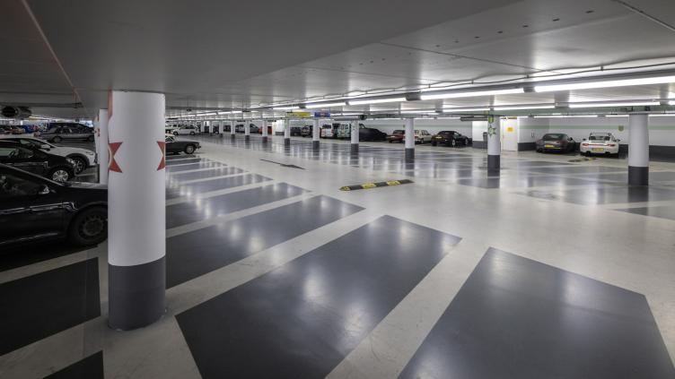 Parkeergarage met veel lege plekken