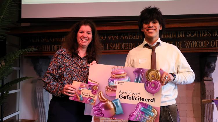 Wethouder Diana van Loenen met de jongere en de verjaardagskaart