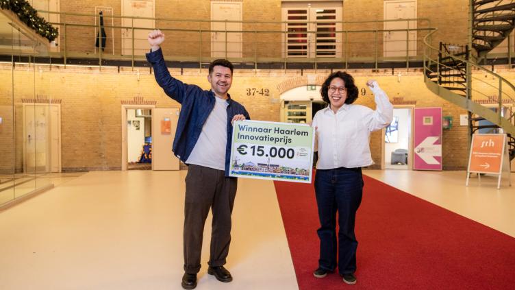 Daniel en Raissa Ghirtoi van Ten:07 Cycles met hun cheque