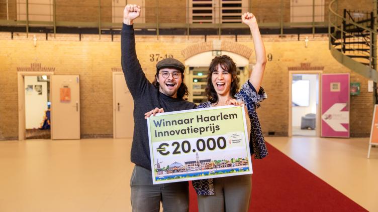 Sarai Maëla en Ruben Heineman van Thuisboerderij met een cheque