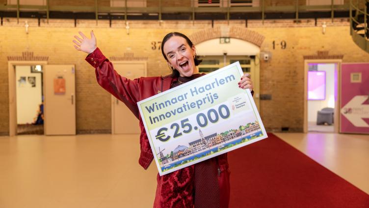 Carmen Luijt van Stitching Stories Experience met een cheque