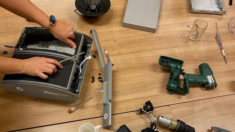 Verschillende spullen op een tafel