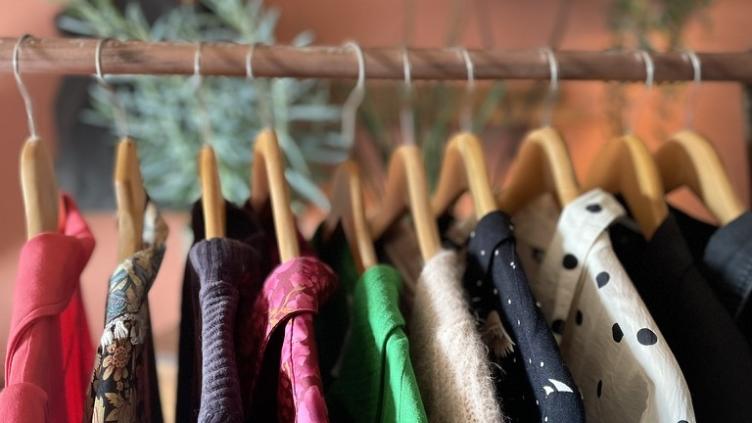Kleding aan een rek.
