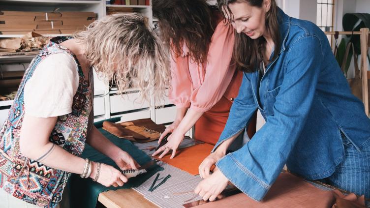 3 vrouwen maken hun eigen leren notitieboekje