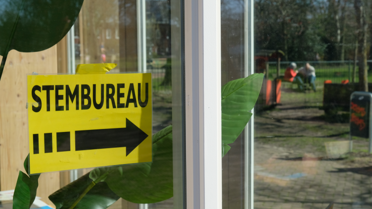 Geel bord met stembureau