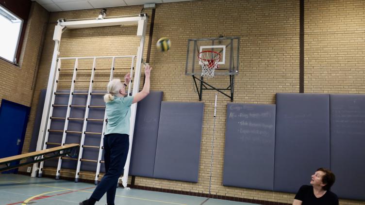 Twee vrouwen sporten met een bal