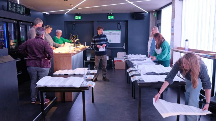 Mensen tellen stemmen in het Patronaat