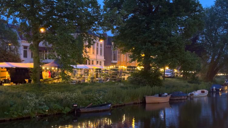 Verlichte luilakmarkt op de Raamsingel, gezien vanaf de Raamvest