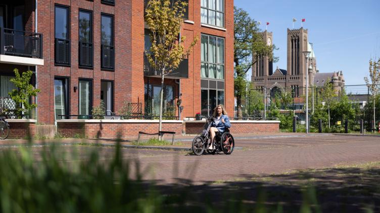 Een inwoner beweegt zich met een handbike door Haarlem