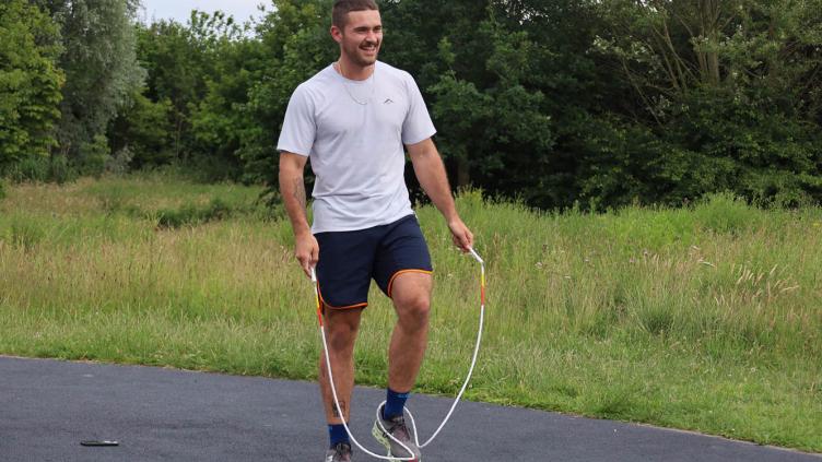 Een sportende man in het park