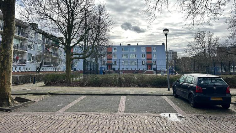 Een geparkeerde auto en lege parkeerplekken bij het Beatrixplein