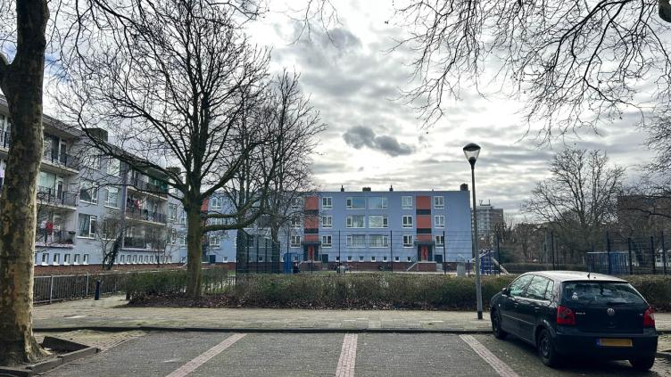 Een geparkeerde auto en lege parkeerplekken bij het Beatrixplein