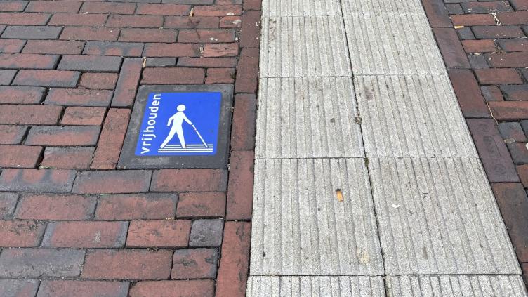 Tegels met geleidelijnen bij het station