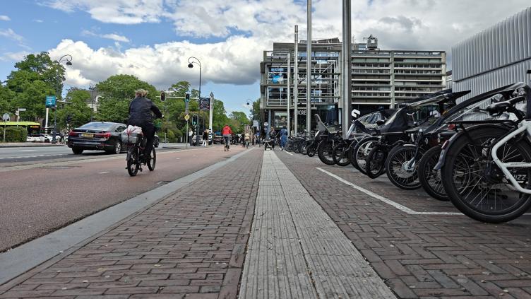 blindegeleidelijnen bij het station