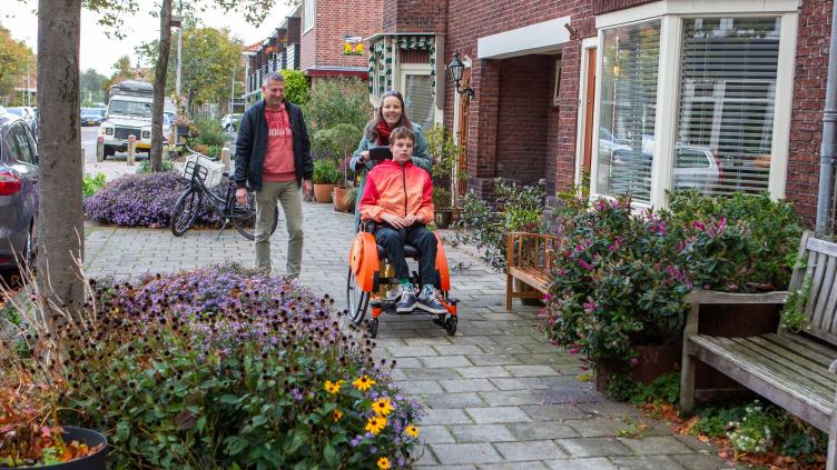 Iemand wordt geduwd in een rolstoel