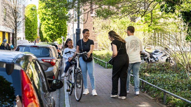 Haarlemmers groeten elkaar in de Amsterdamstraat