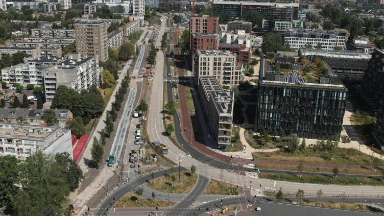 Luchtfoto van de Europaweg, kijkend vanaf het winkelcentrum richting de Schipholweg