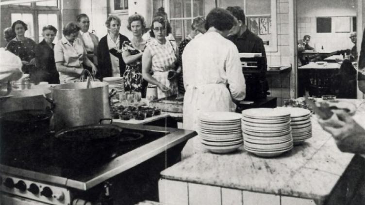 Leden van de Vincentiusvereniging delen in 1965 warme maaltijden uit aan Haarlemmers.