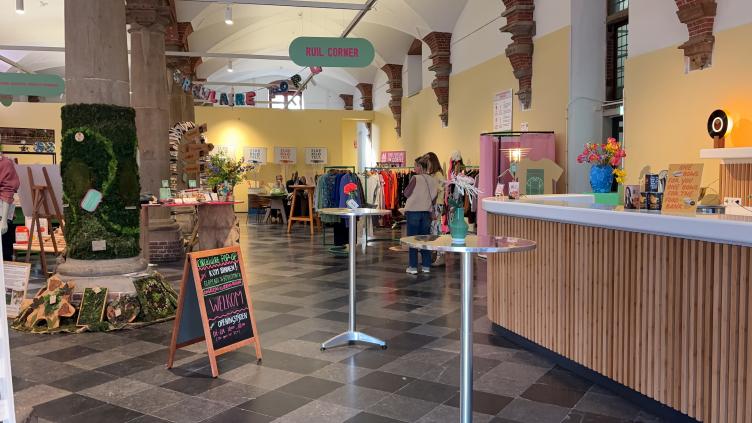 Circulaire pop-up met rechts een koffiebar