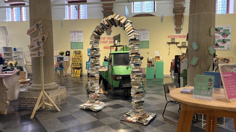 Circulaire pop-up met een poort van gestapelde boeken in het midden
