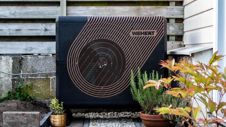 Een warmtepompinstallatie in de tuin