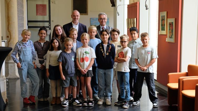 De kinderburgemeester, kinderraad, wethouder Bas van Leeuwen en burgemeester Jos Wienen