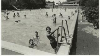 Kinderen zwemmen in het Sportfondsenbad 