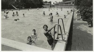 Kinderen zwemmen in het Sportfondsenbad