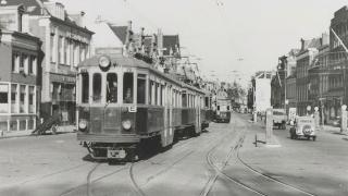 Zwartwitfoto van een elektrische tram op het Houtplein