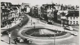 Zwartwitfoto van het Houtplein in 1957