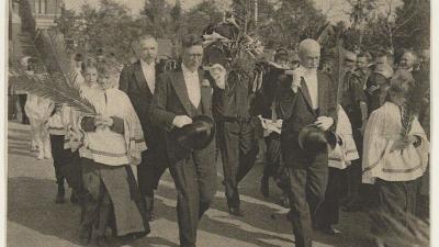 De leden van het Parochiaal Kerkbestuur dragen in 1928 de nieuwe relikwie van de heilige Bavo