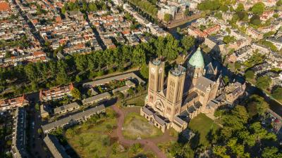 De koepelkathedraal en het groen eromheen gezien vanuit de lucht.